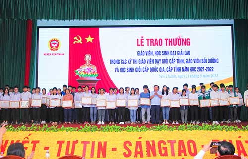 Yên Thành trao thưởng giáo viên và học sinh giỏi các cấp năm học 2022-2023